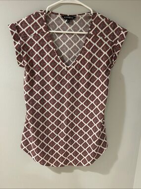 Express XS V-Neck Blouse Red White Geometric Print Short Sleeve Lightweight Top